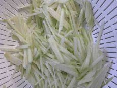 画像3: 沖縄産　青パパイヤ １kg      煮物でもサラダでも、チャンプルーでも美味しいヘルシー野菜 　消化酵素が沢山 (3)