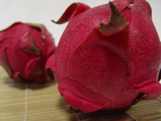 画像1: 沖縄県産ドラゴンフルーツ赤1ｋｇ（２〜4玉）【配達日指定不可】 (1)